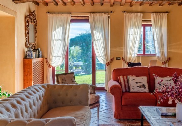 Living room with direct exit through French windows - La Mandolata