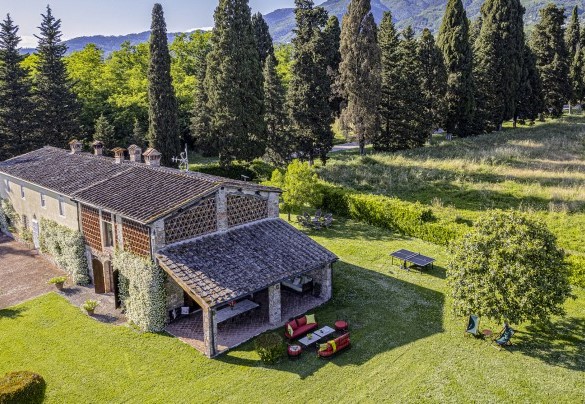 The park is mainly lawn and is dotted with typical Tuscan trees - La Mandolata  