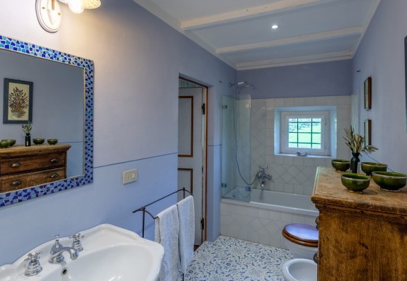  Bathroom n. 2 (between room n. 2 and room n. 3) with tub - La Mandolata