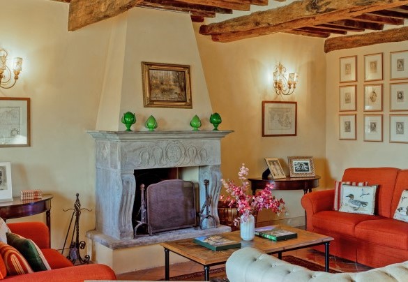 Living room with fireplace on the ground floor - La Mandolata
