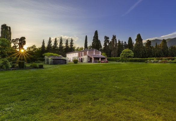 The property is located within the park of Villa Torrigiani  - La Mandolata
