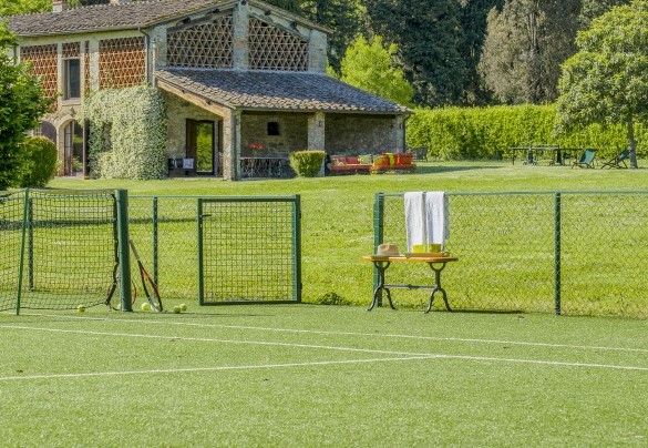 50 m from the house there is the private synthetic tennis court - La Mandolata