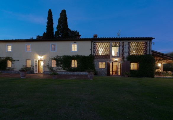 The farmhouse, lit up at sunset, immersed in the green garden - La Mandolata    