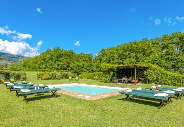 The grass solarium hosts comfortable loungers and a pergola for shade - La Mandolata