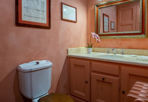 Guest bathroom on the ground floor - La Mandolata
