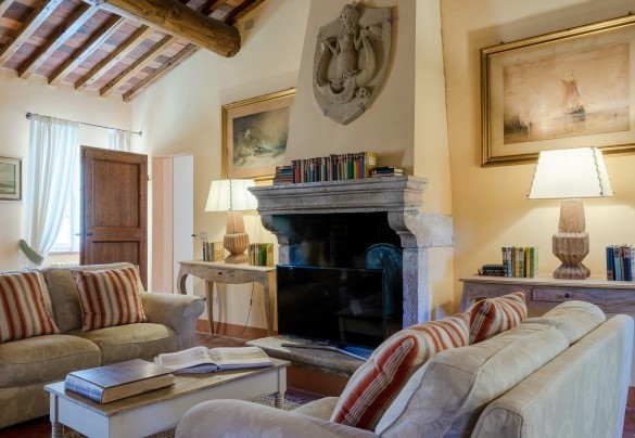 Living area with smart TV on the first floor - La Mandolata    