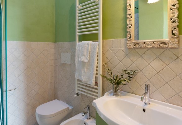 Bathroom with shower n.5 en-suite to bedroom n.6 - La Mandolata 