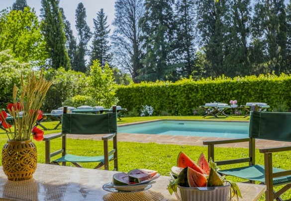 The pergola by the pool - La Mandolata