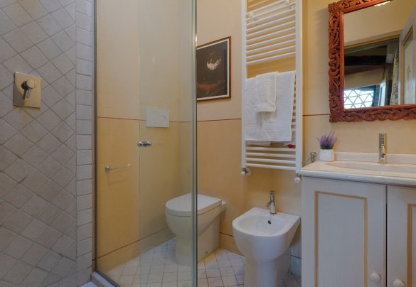 Bathroom with shower n.3 en-suite to bedroom n.4 - La Mandolata 