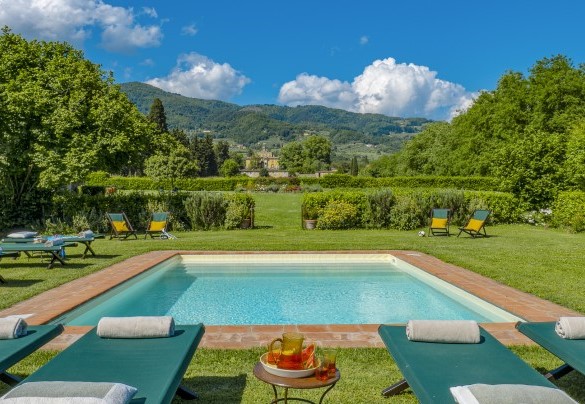 The grass solarium host comfortable loungers - La Mandolata