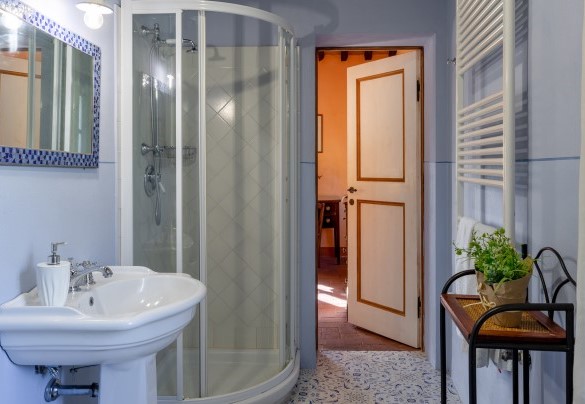 Bathroom with shower n.1 en-suite to bedroom n.1 - La Mandolata 