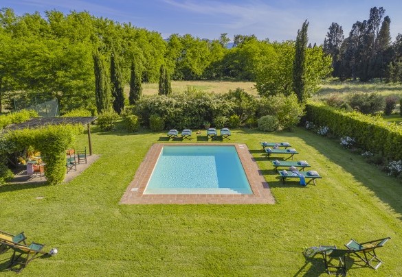 The grass solarium hosts comfortable loungers and a pergola for shade. - La Mandolata