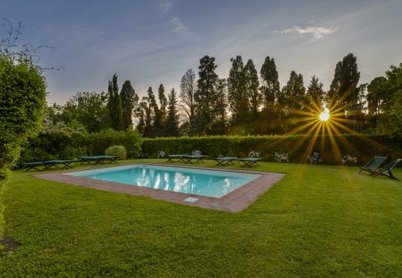 The swimming pool at sunset - La Mandolata