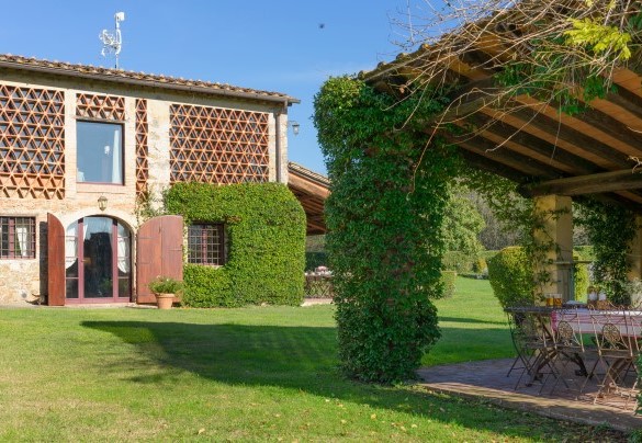 The BBQ area adjacent to the house - La Mandolata