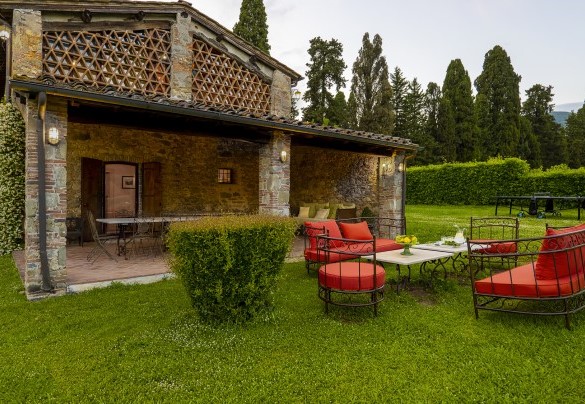 The portico outside the French windows of the living area is organised as an outdoor dining area - La Mandolata