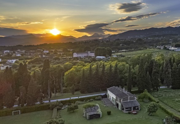 The farmhouse at sunset - La Mandolata