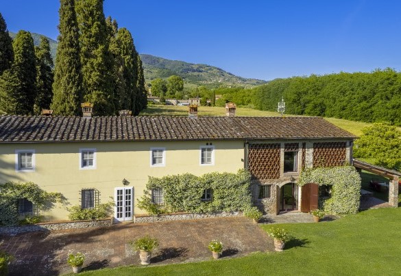 La Mandolata is an elegant farmhouse typical of the hills of Lucca - La Mandolata