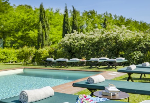 The sunbeds by the pool - La Mandolata