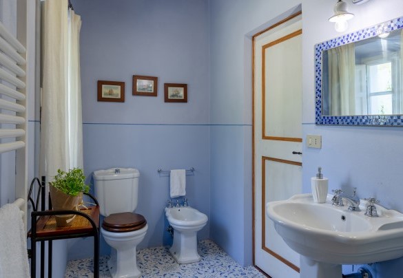 Bathroom with shower n.1 en-suite to bedroom n.1 - La Mandolata 