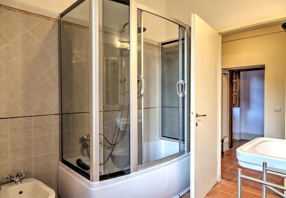 Bathroom with tub n.6 en-suite to the bedroom n.6  - La Martinella 12