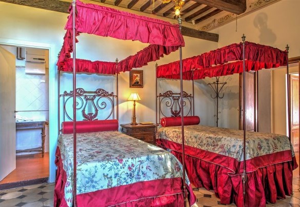 Twin bedroom n.2 with bathroom en-suite n.2 with shower - La Martinella 12