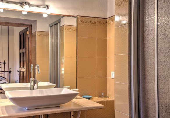 Bathroom with shower n.5 en-suite to the bedroom n.5  - La Martinella 12