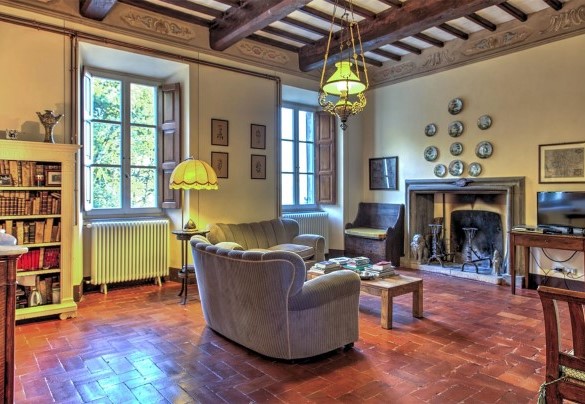 The second living room equipped with satellite TV and fireplace - La Martinella 12