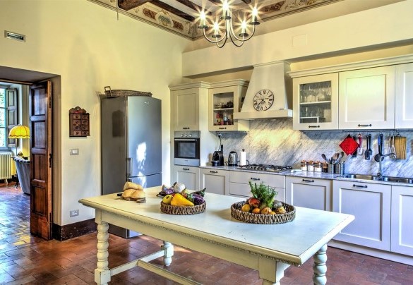 The dining room with direct access to the living room - La Martinella 12