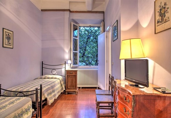 Twin bedroom n.4 with bathroom en-suite n.4 with shower - La Martinella 12