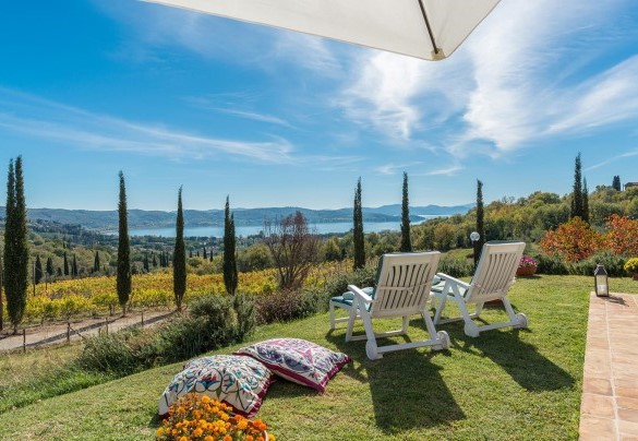 The pool set in a splendid panoramic position overlooking the lake - La Martinella 12