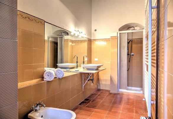 Bathroom with shower n.5 en-suite to the bedroom n.5  - La Martinella 12