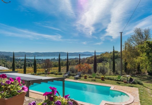 The beautiful pool with stunning views - La Martinella 12