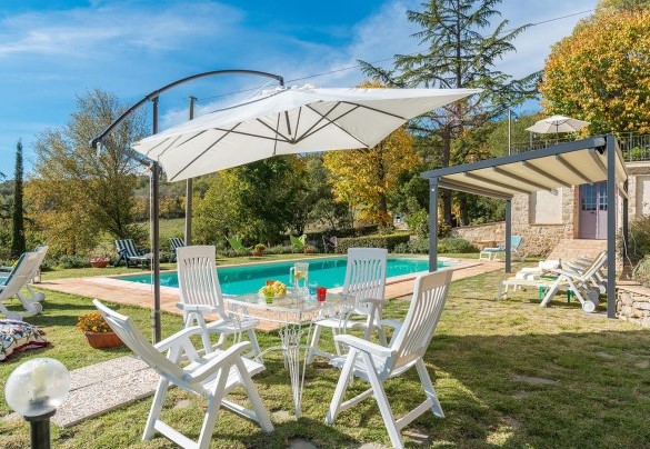 The pool and in the background the structure with kitchenette, bathroom and changing room - La Martinella 12