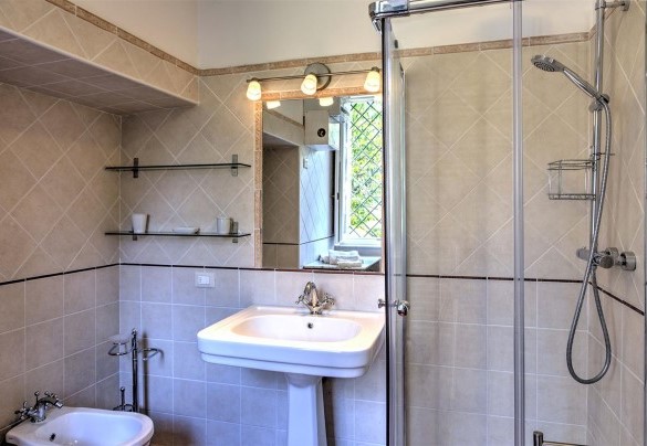 Bathroom with shower n.2 en-suite to the bedroom n.2  - La Martinella 12