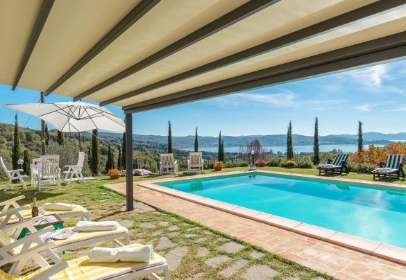 The pool and the sunbath area set up with sunbeds, gazebo, umbrella and shower - La Martinella 12