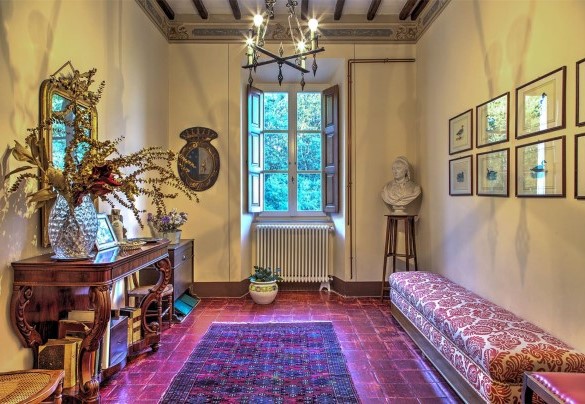 The main entrance opens into a large hallway - La Martinella 12