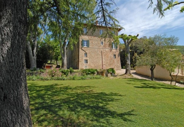The country house seen from the back immersed in the green garden - La Martinella 12
