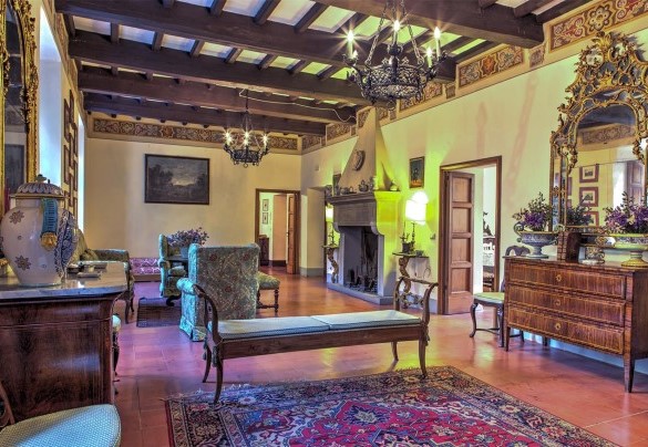 The bright and comfortable living room close to the dining room - La Martinella 12
