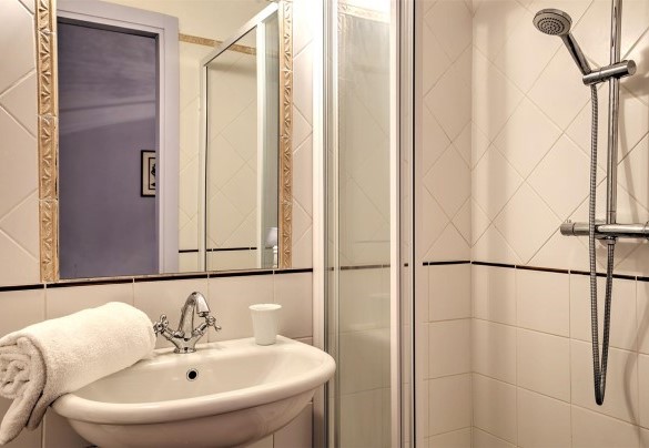 Bathroom with shower n.4 en-suite to the bedroom n.4  - La Martinella 12
