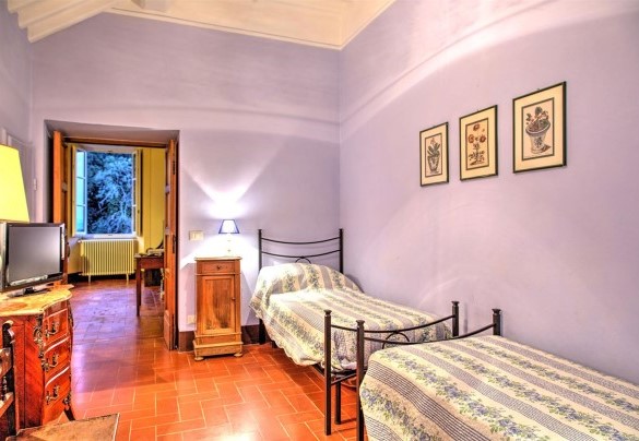 Twin bedroom n.4 with bathroom en-suite n.4 with shower - La Martinella 12