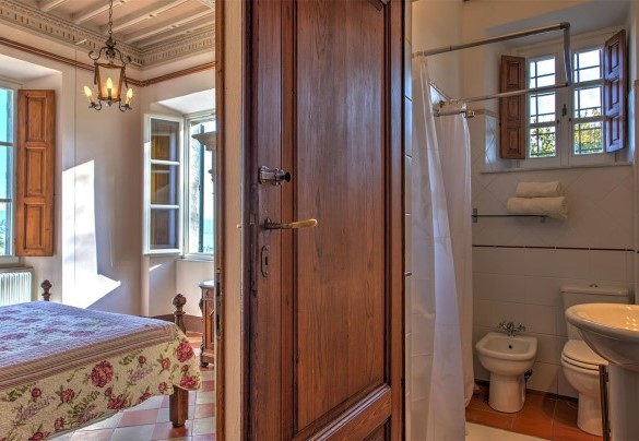 Double bedroom n.1 close to the bathroom n. 1 with shower - La Martinella 12 