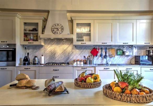 The beautiful and well-equipped kitchen - La Martinella 12