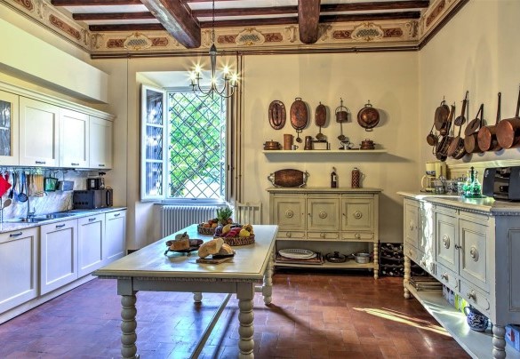 The cozy kitchen with dining area - La Martinella 12