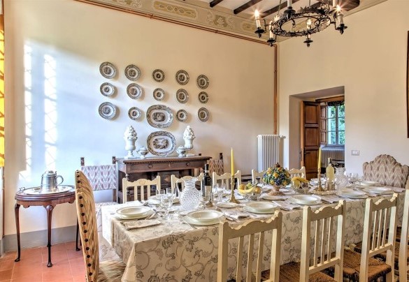 The elegant and bright dining room - La Martinella 12