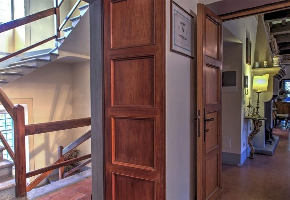 The stairs leading to the ground floor - La Martinella 12
