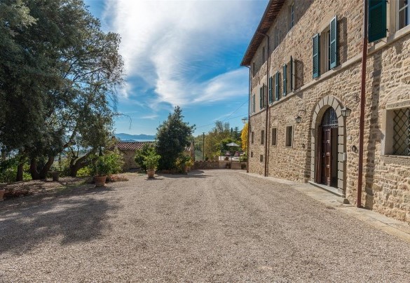 The main entrance of the house and the driveway - La Martinella 12