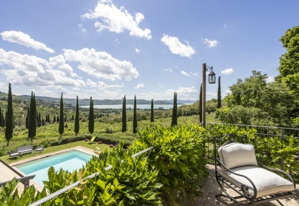 Il bellissimo salotto all'aperto sopra l'area piscina - La Martinella 12