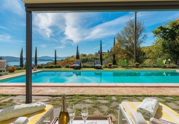 The captivating solarium surrounds the pool with salt purification - La Martinella 12