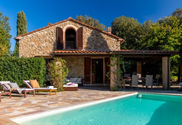 The pool is lined in pvc, with roman steps at the entrance - La Nula