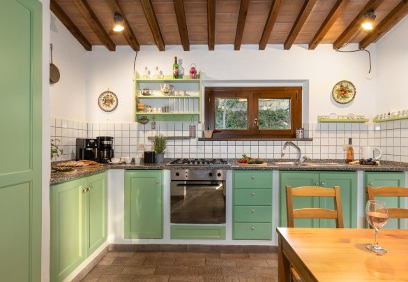 The kitchen communicating to the living area - La Nula
